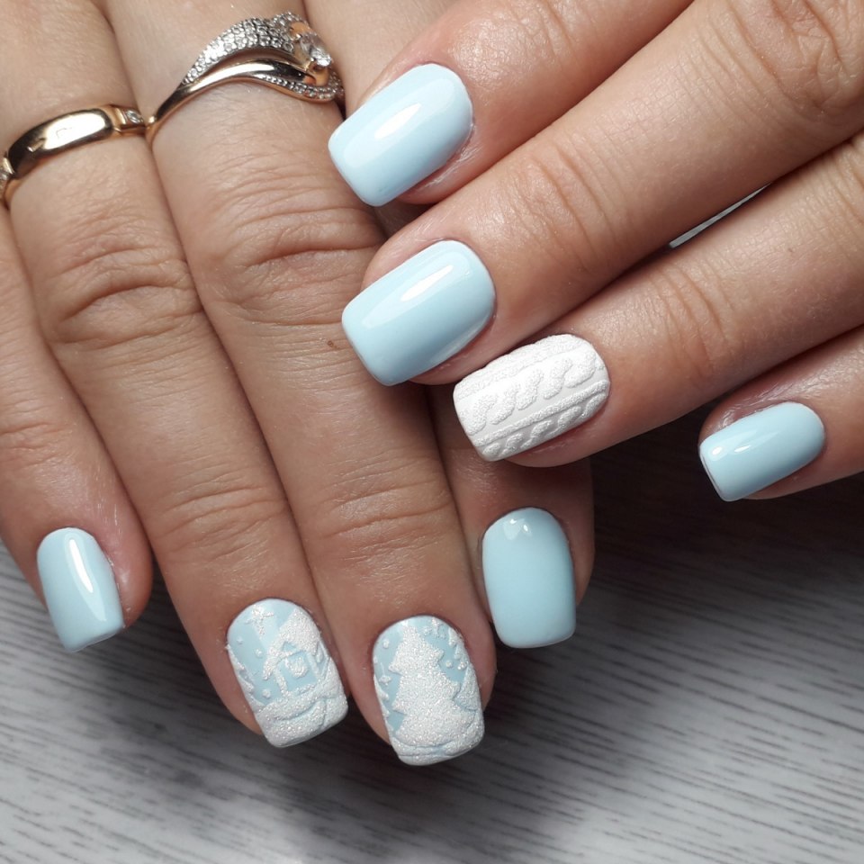 Маникюр в нежно голубых тонах
