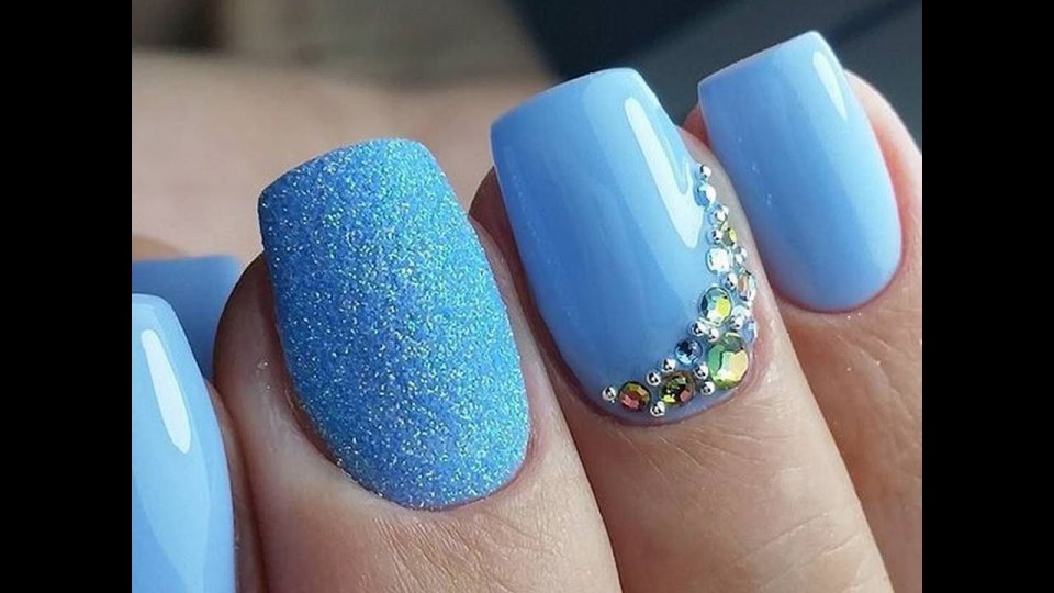 Ногти голубого цвета с блестками