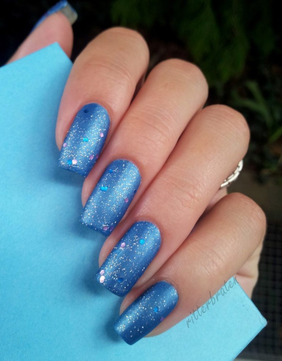 Голубые ногти с бдесткам