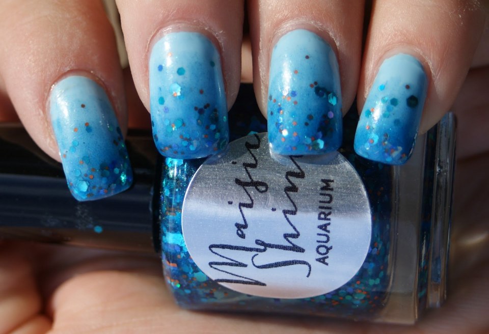 Маникюр голубого цвета с блестками