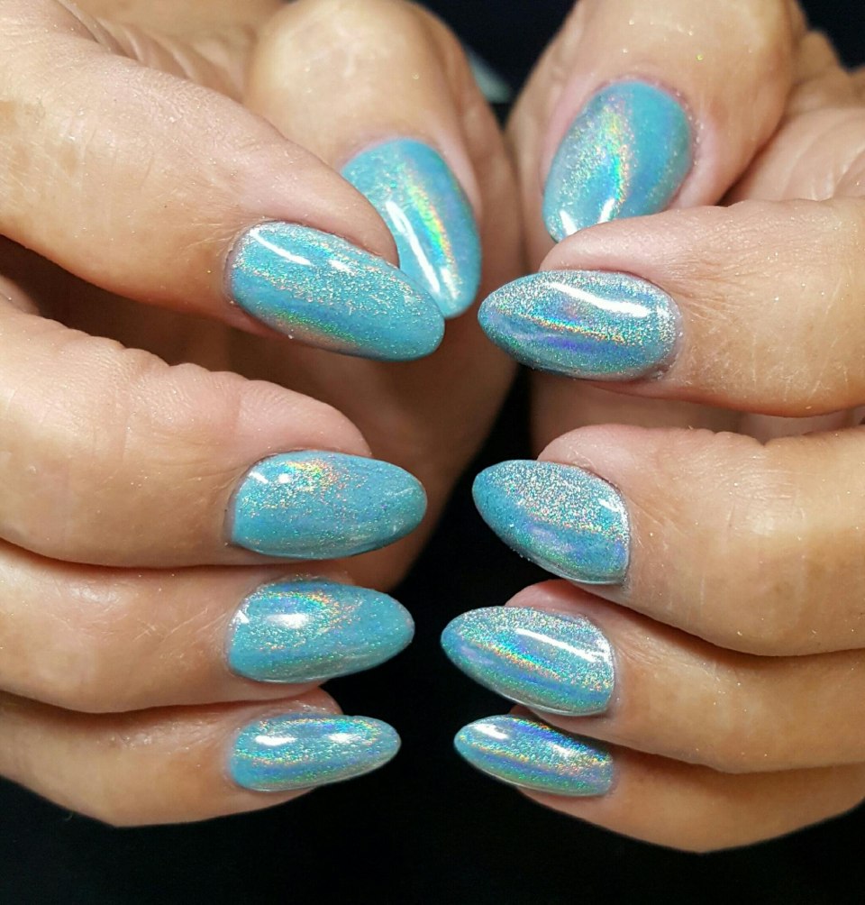 Мятный маникюр с блестками