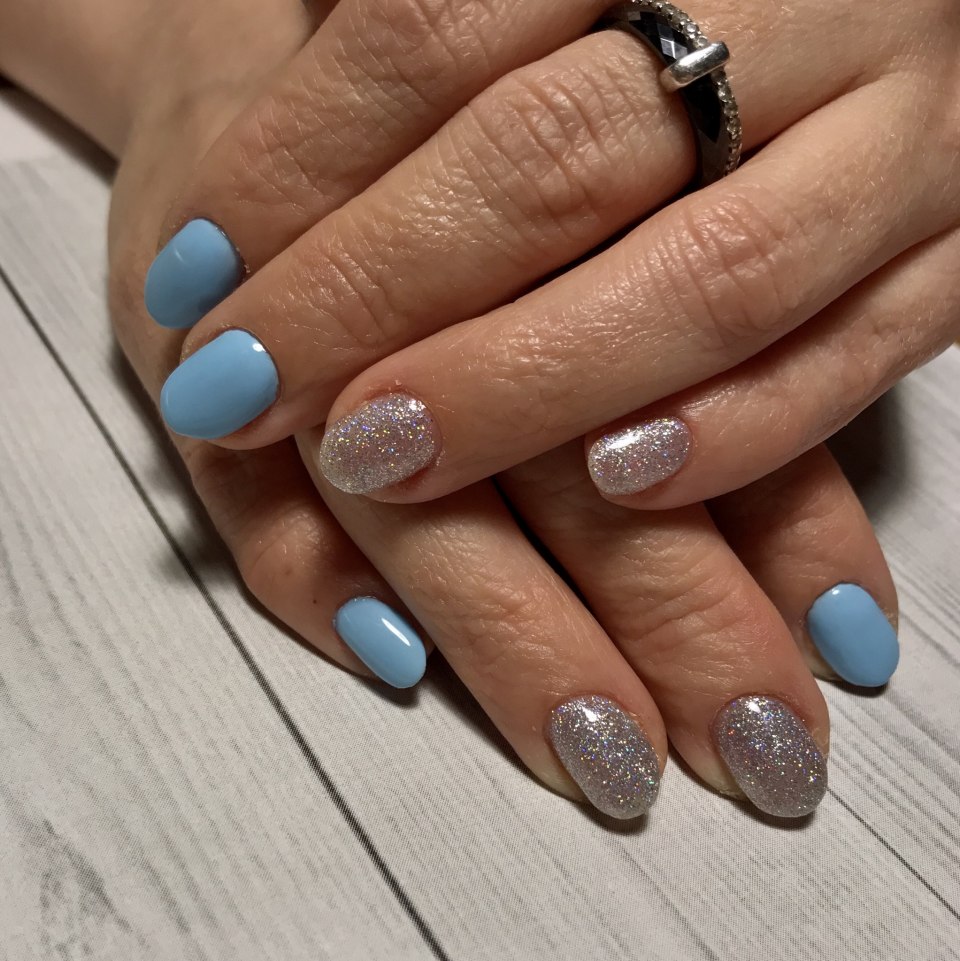 Маникюр нежно голубой с серебром на короткие ногти