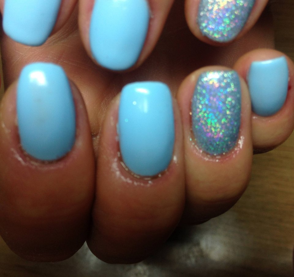 Голубые ногти с блестками