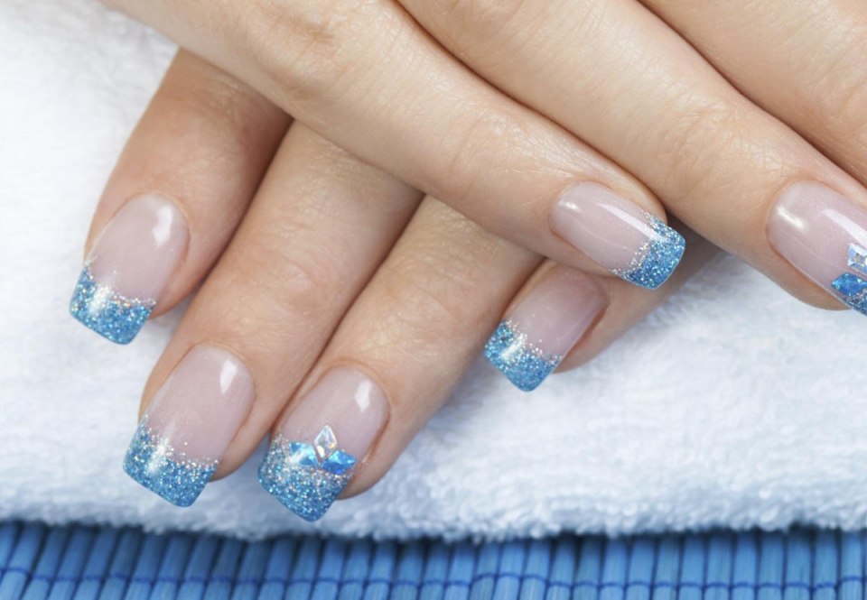 Маникюр голубой френч с блестками