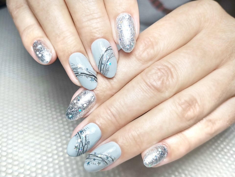 Серо-голубой маникюр