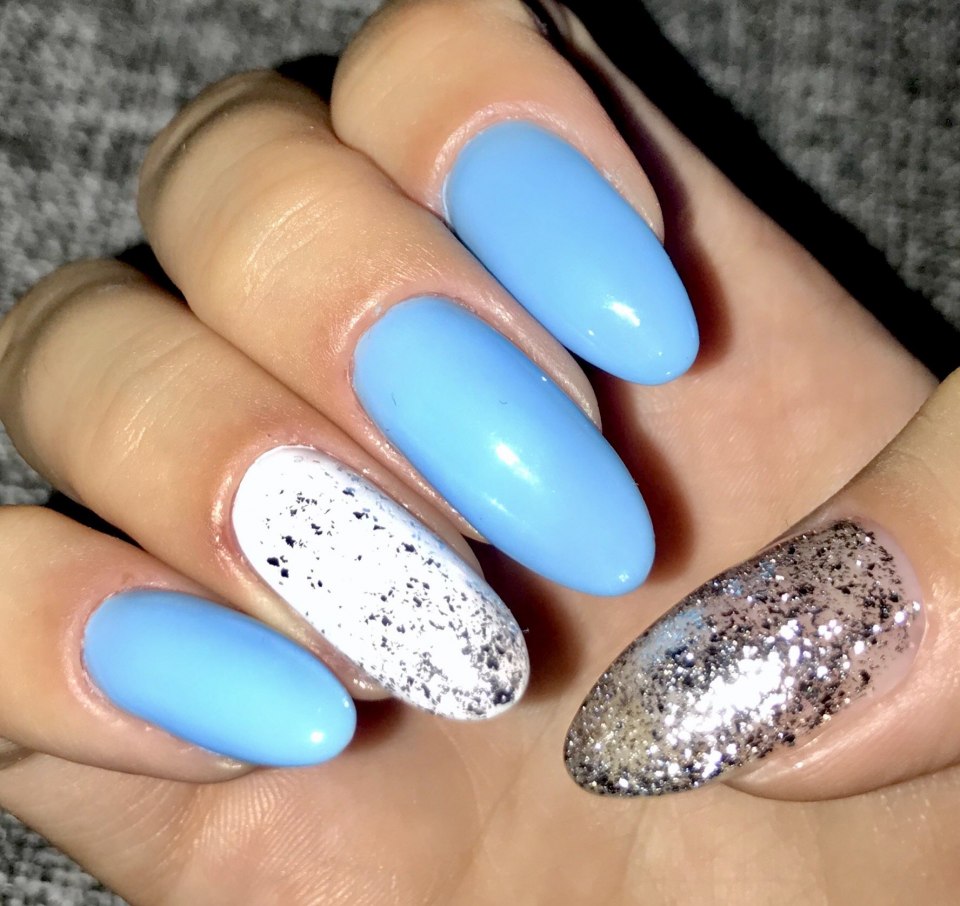 Голубой маникюр с блестками
