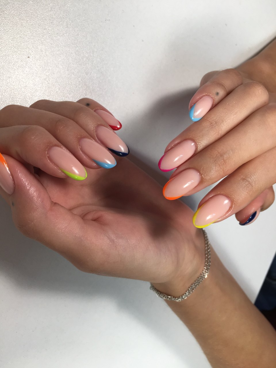 Маникюр яркий разноцветный миндаль