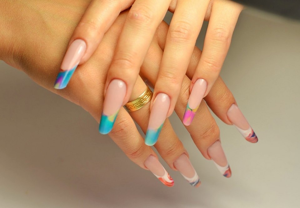 Неоновый френч миндаль