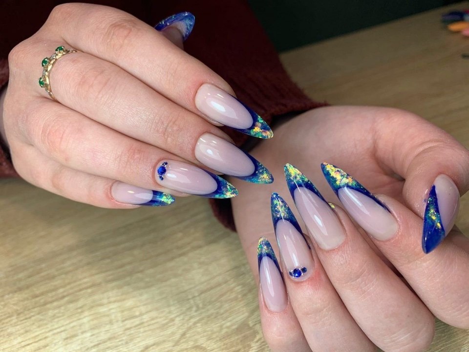 Яркий френч на острые ногти