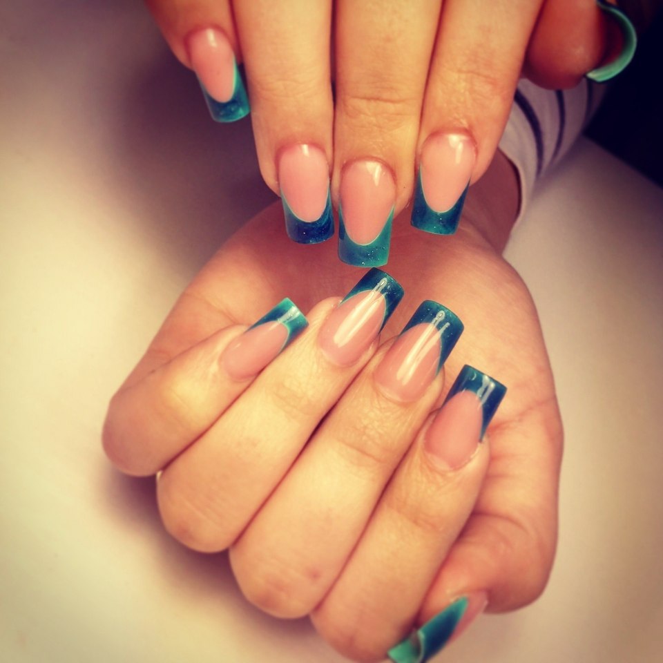 Разноцветный маникюр на миндалевидных ногтях