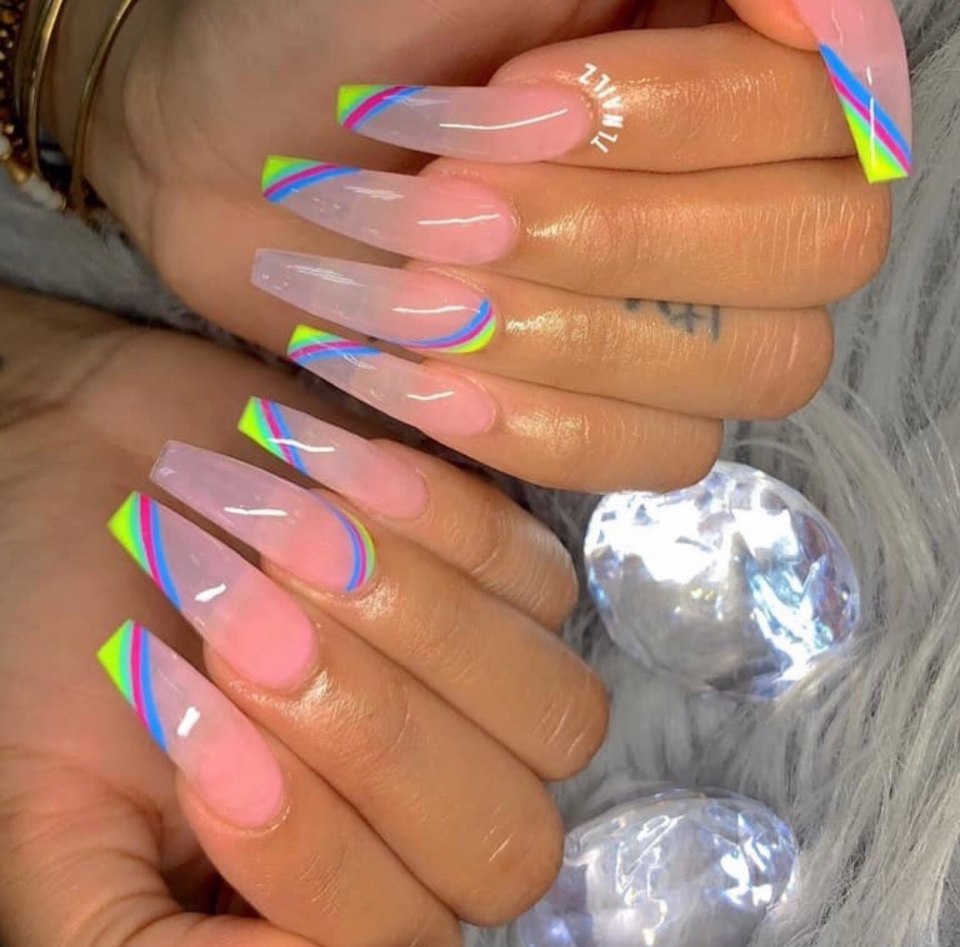 Яркий френч на длинные ногти