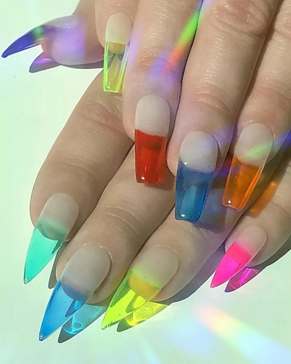 Радужный френч на ногтях