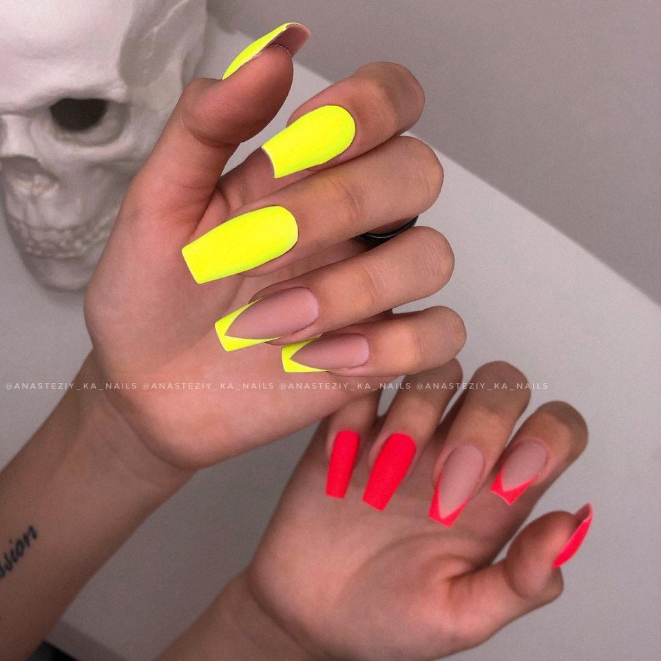 Яркий френч на длинные ногти