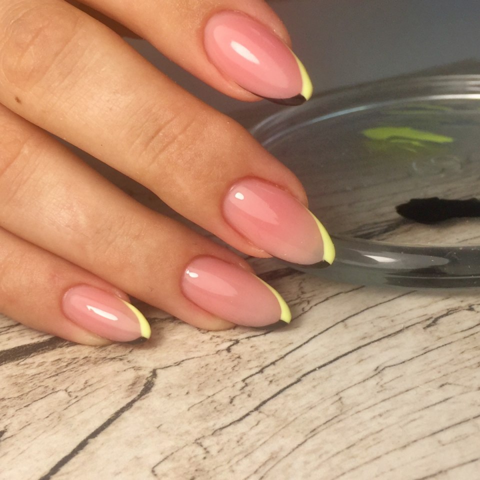 Разноцветный маникюр на миндалевидных ногтях