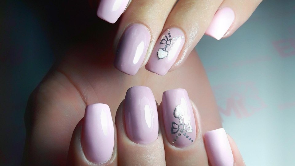 Розовый маникюр с рисунком на безымянном пальце