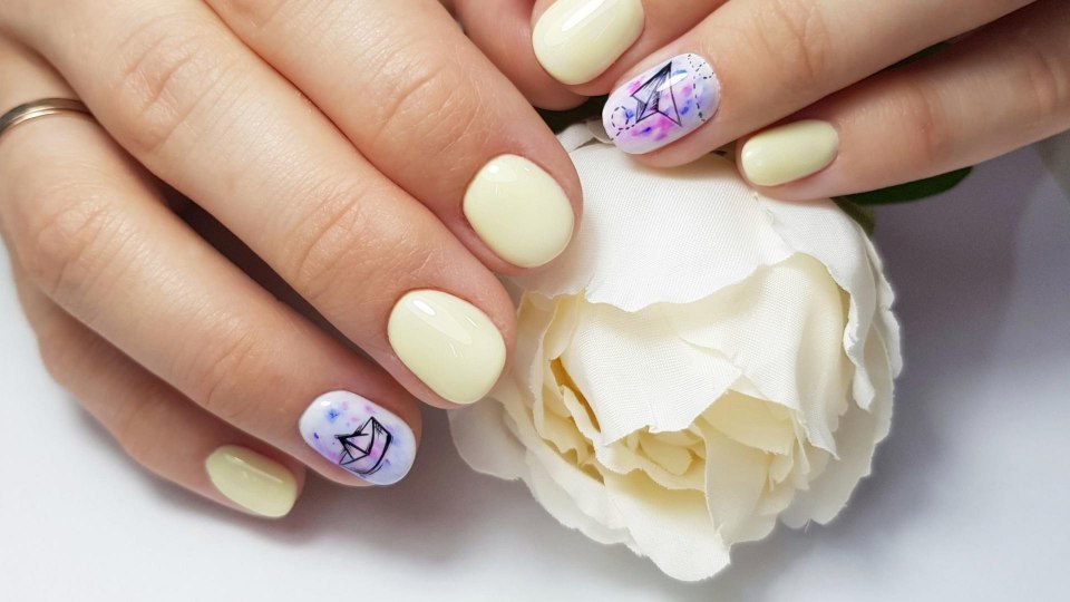 Чёрный маникюр с бабочкой