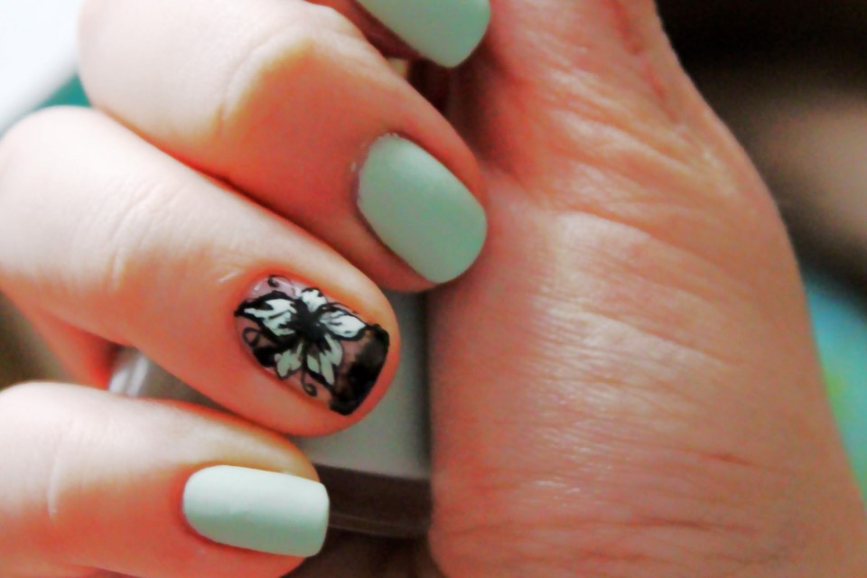 Маникюр с зайкой