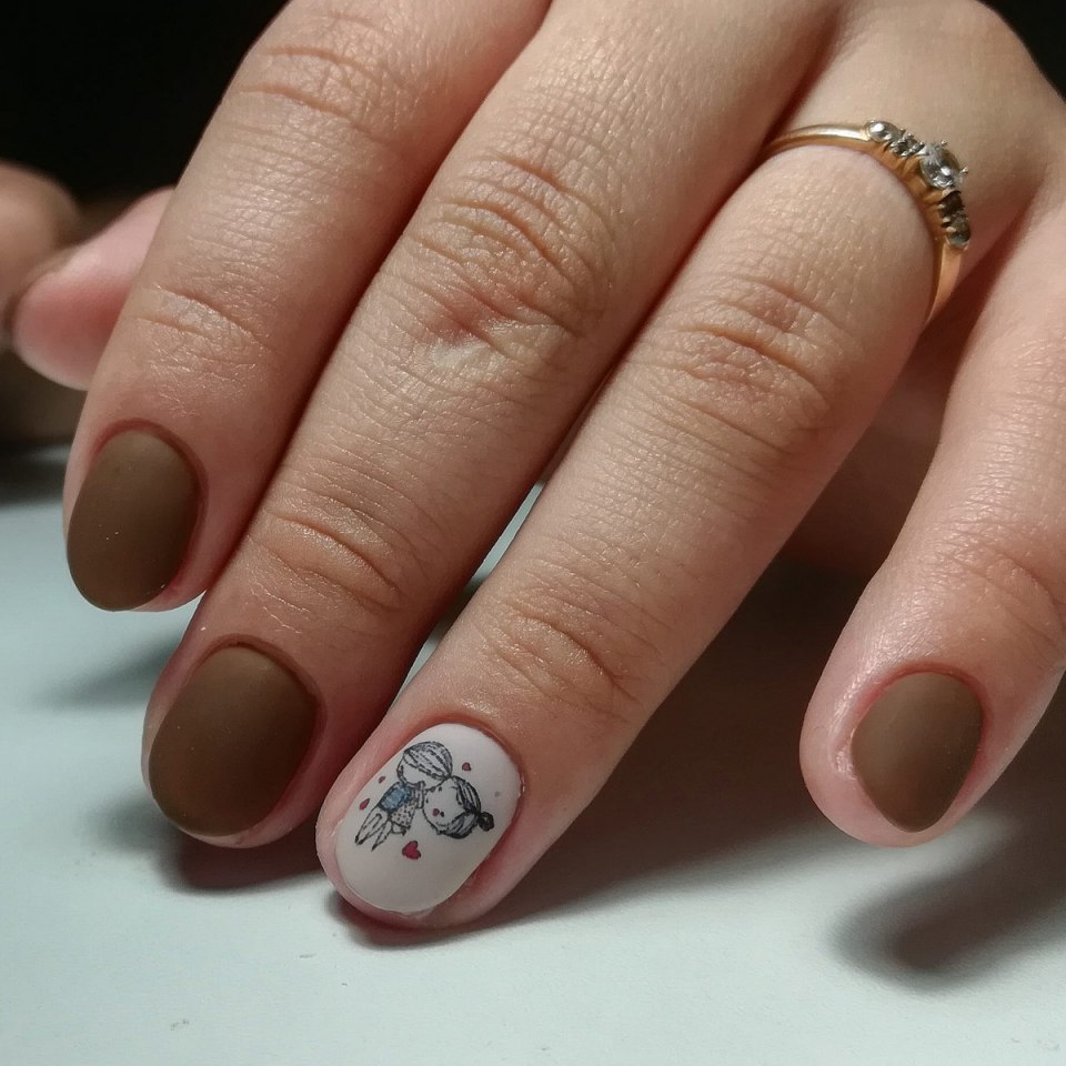 Нюдовые ногти с бабочками