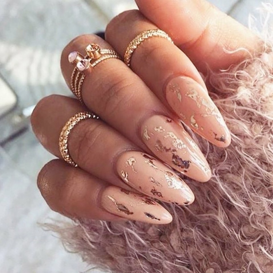 Бежевый маникюр на длинные