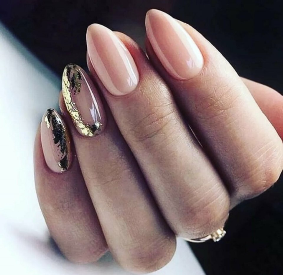 Нюдовый маникюр с золотой фольгой