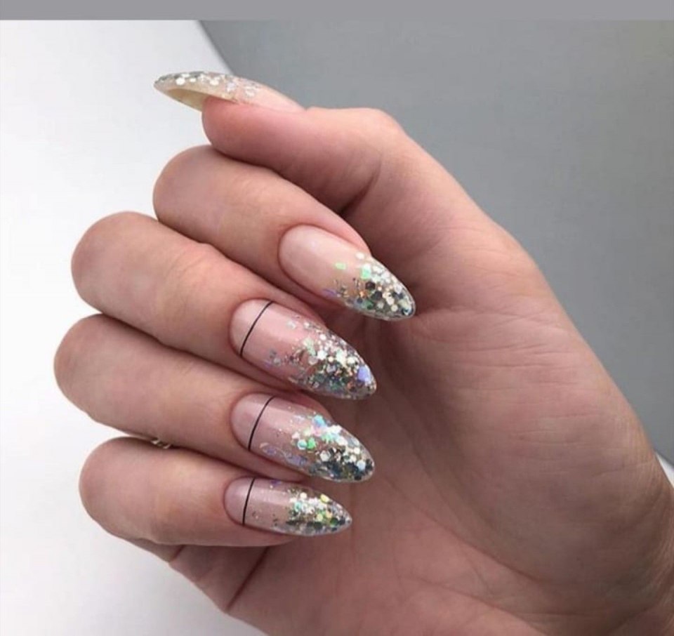 Маникюр миндаль с фольгой