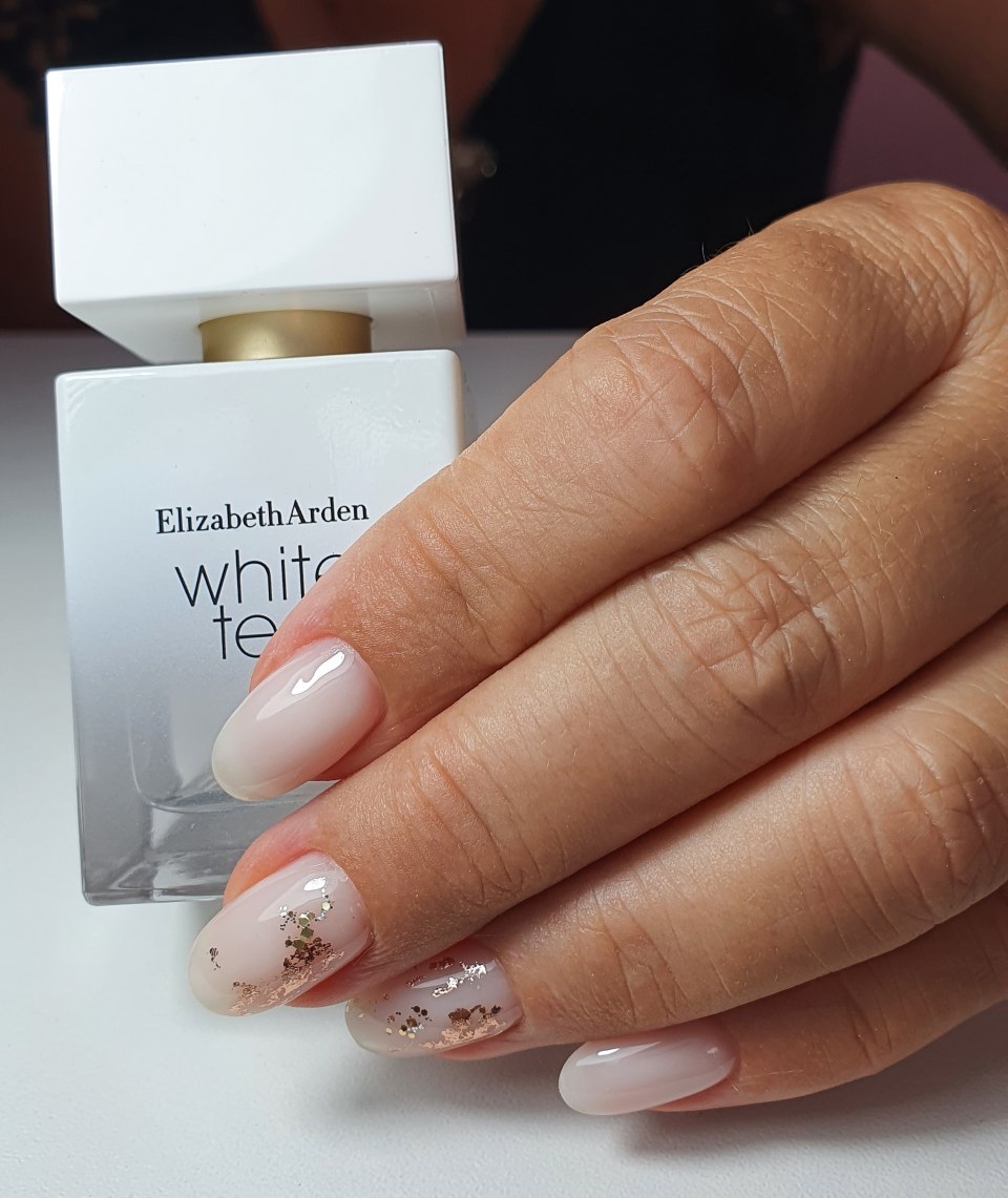 Нежный молочный маникюр