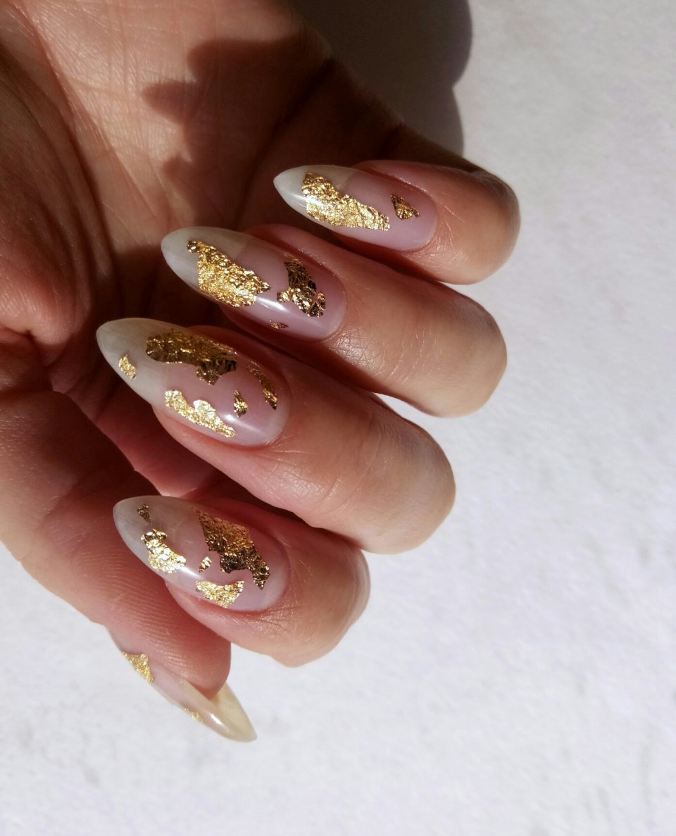 Маникюр миндаль с фольгой