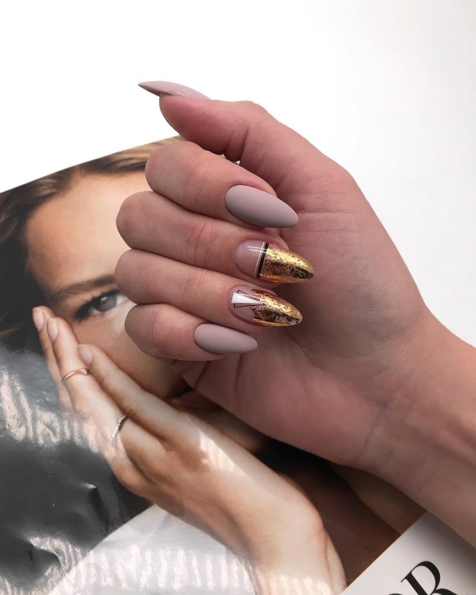 Маникюр с фольгой на длинные ногти