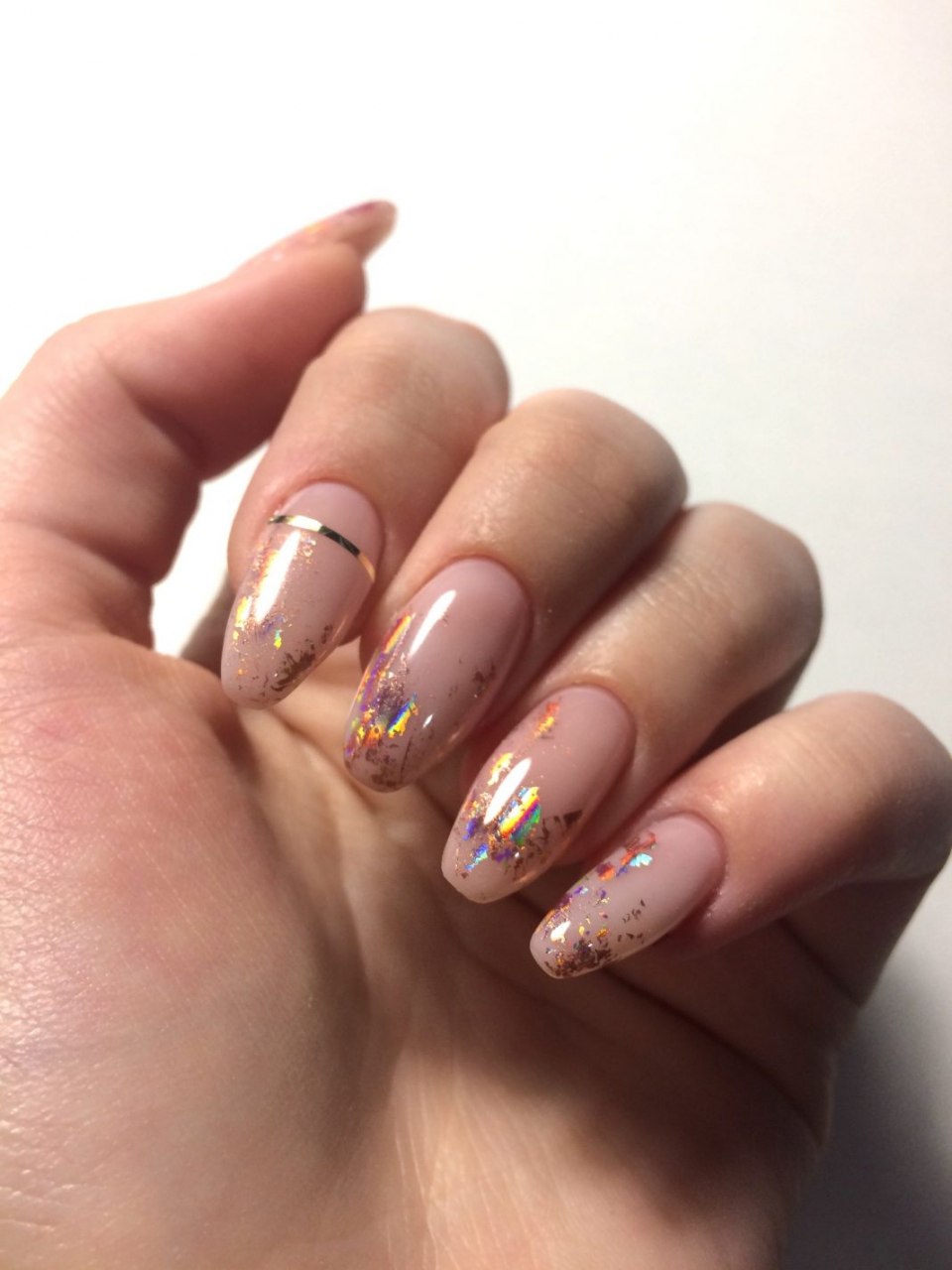 Прозрачный маникюр с фольгой