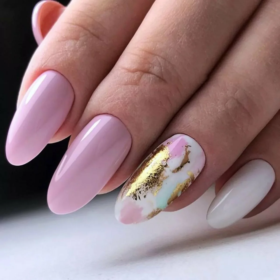 Нежно розовый маникюр с фольгой