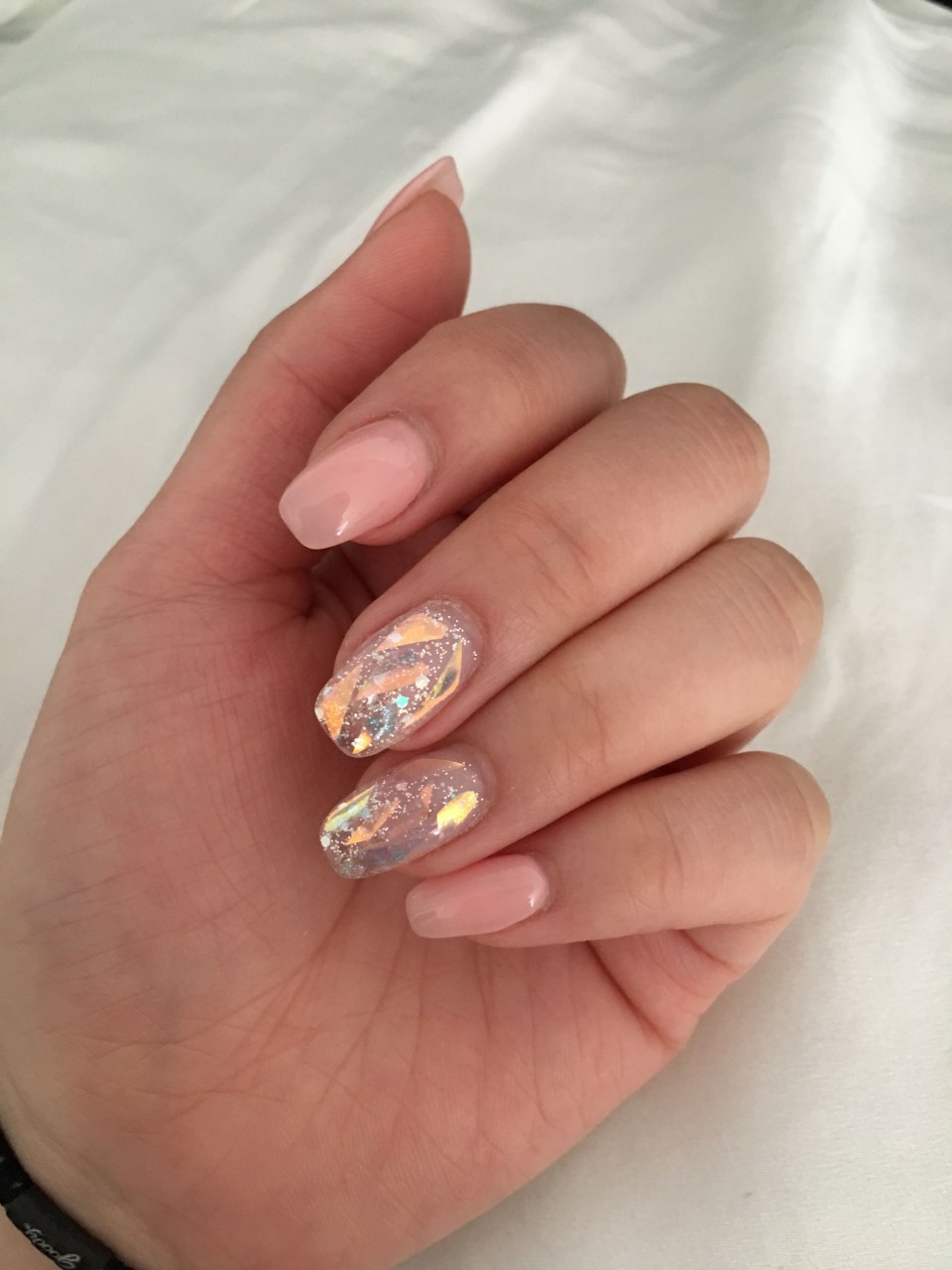 Маникюр нюд с фольгой миндаль