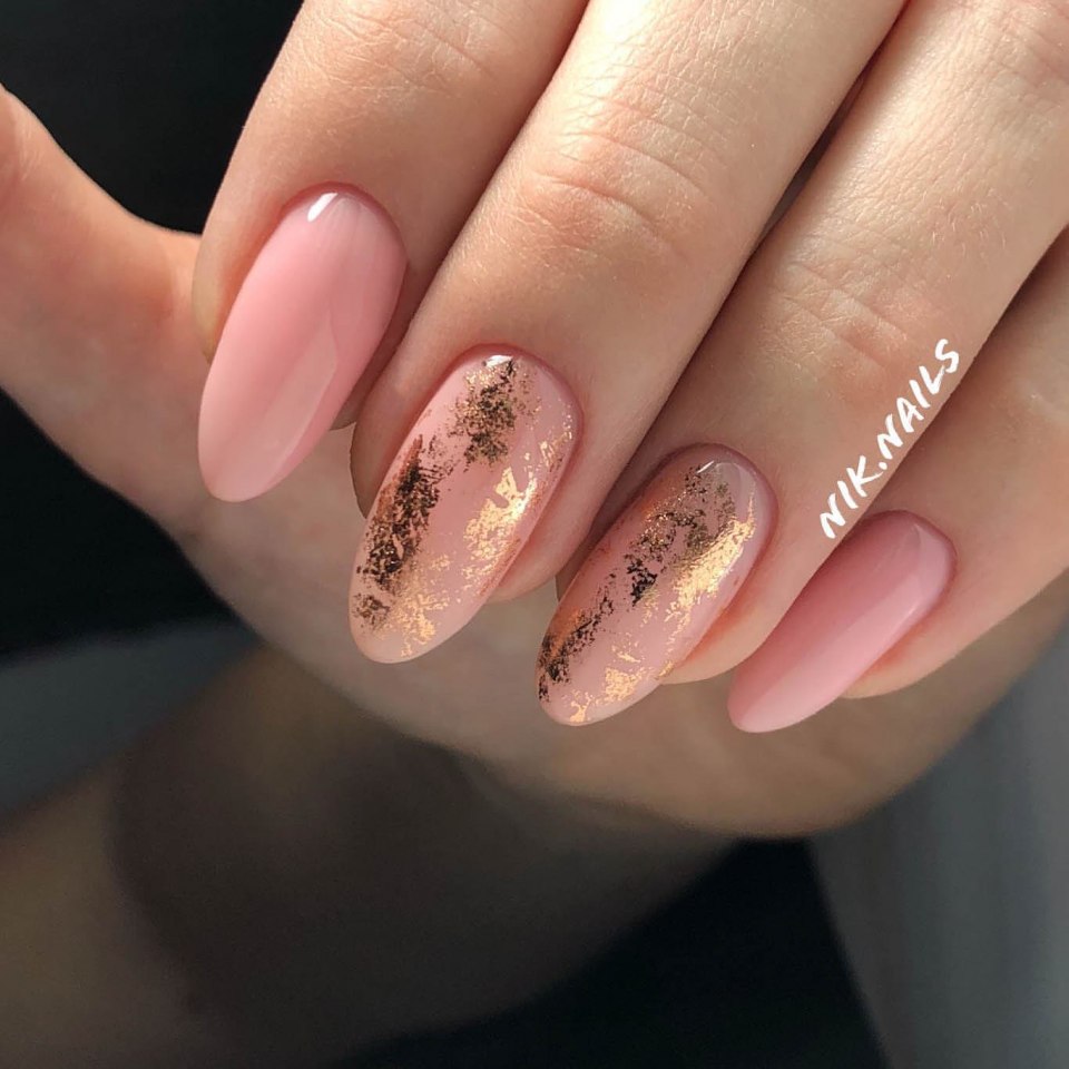 Маникюр нюд с фольгой