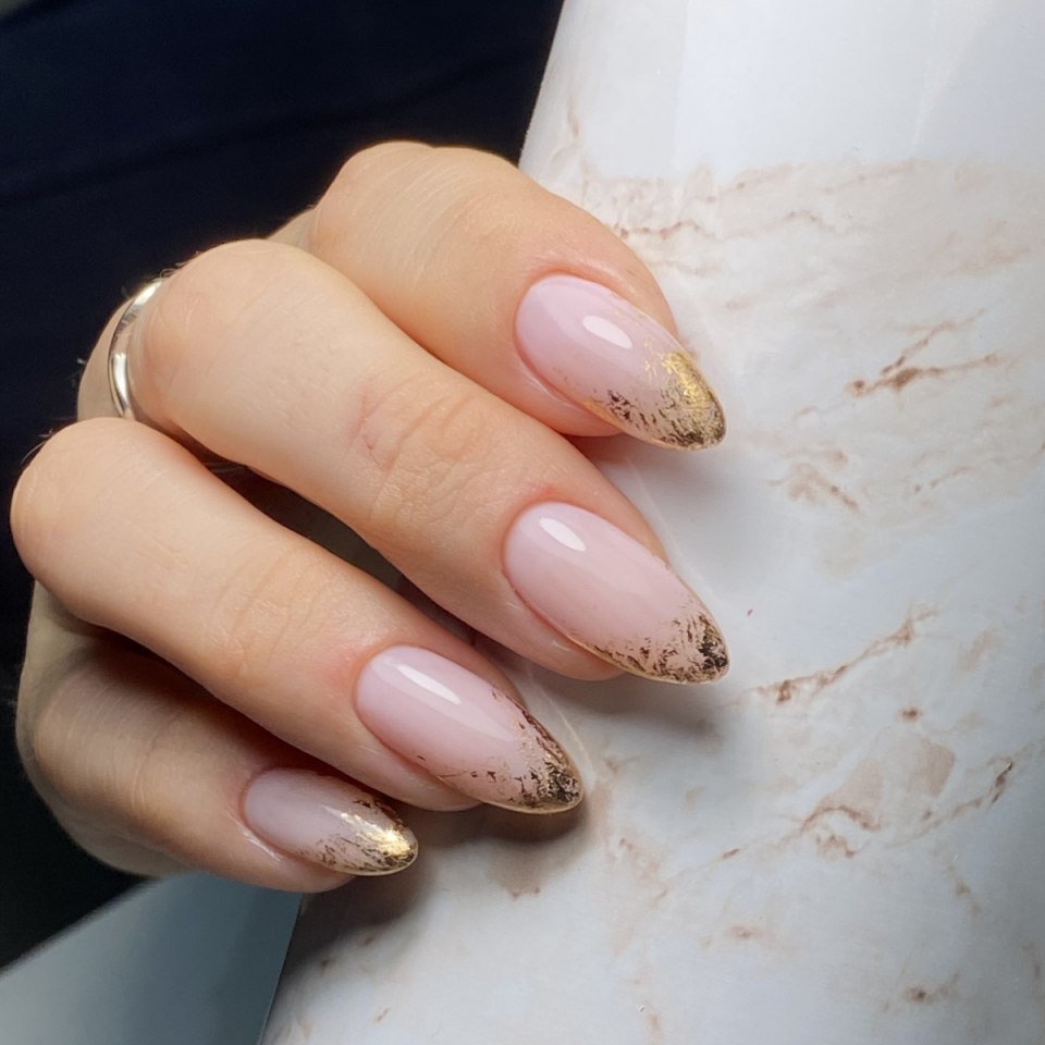 Маникюр нюдовый с фольгой миндаль