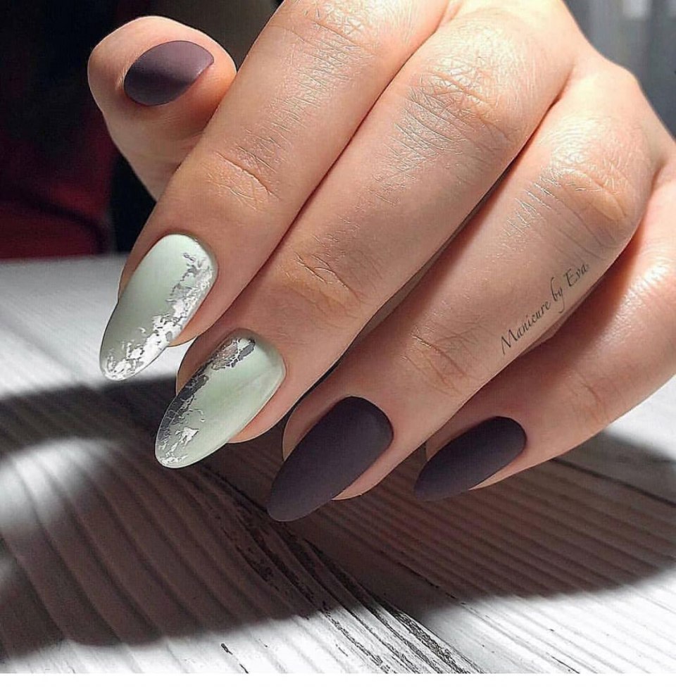 Маникюр с фольгой на миндальную форму