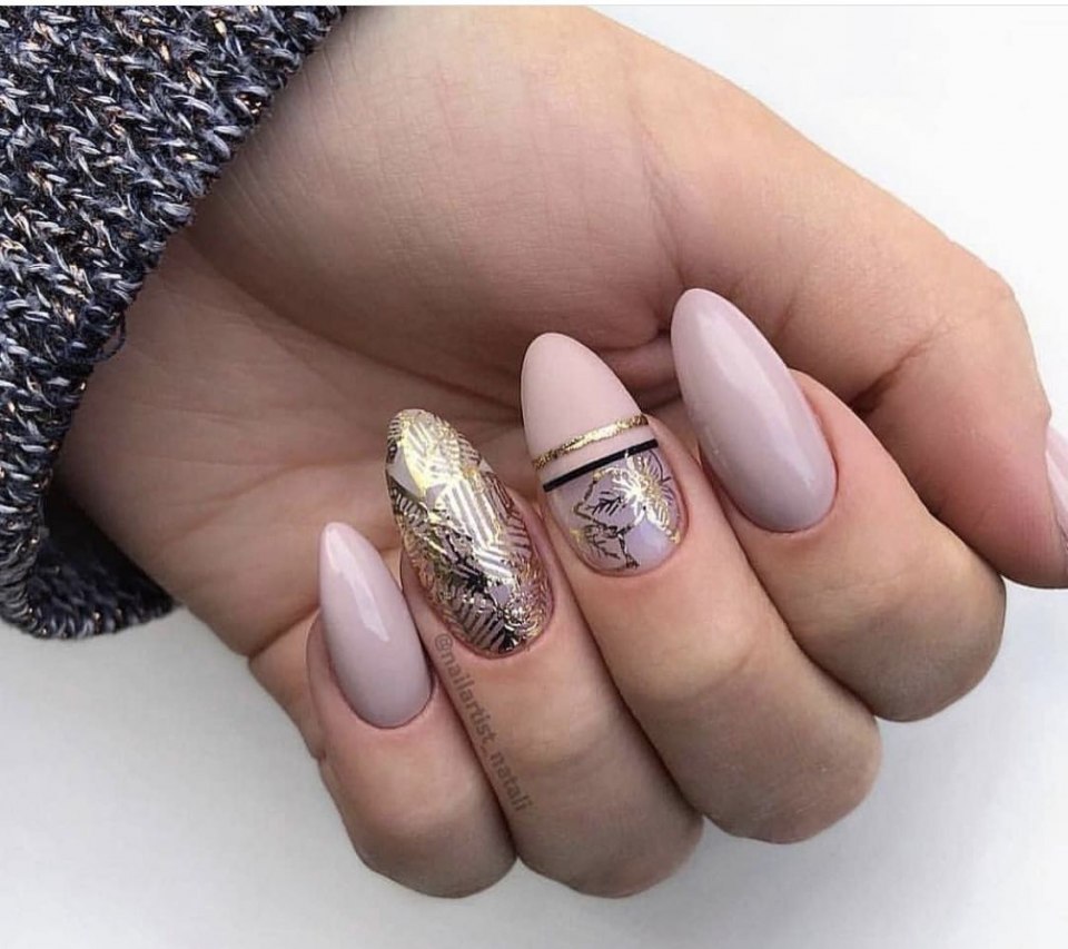 Нюдовый маникюр с фольгой