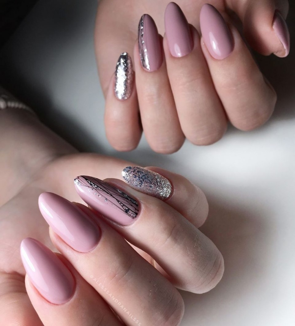 Нежный маникюр на миндалевидные ногти с блестками