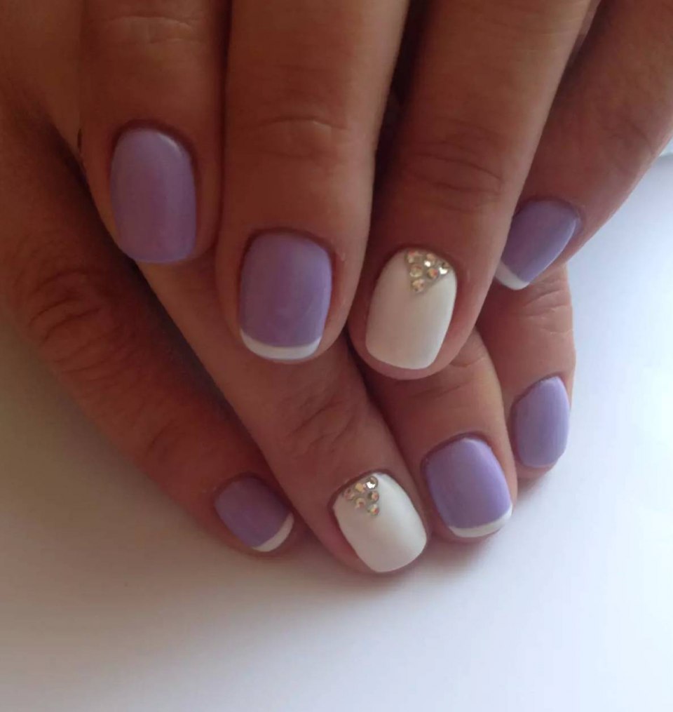 Нежно сиреневый маникюр со стразами