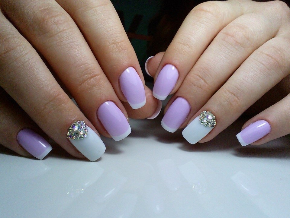 Французский маникюр сиреневый с белым