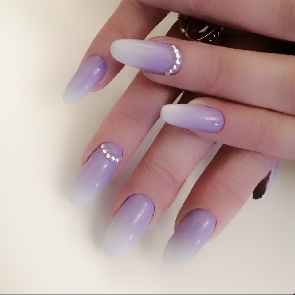 Нежный фиолетовый маникюр 2021