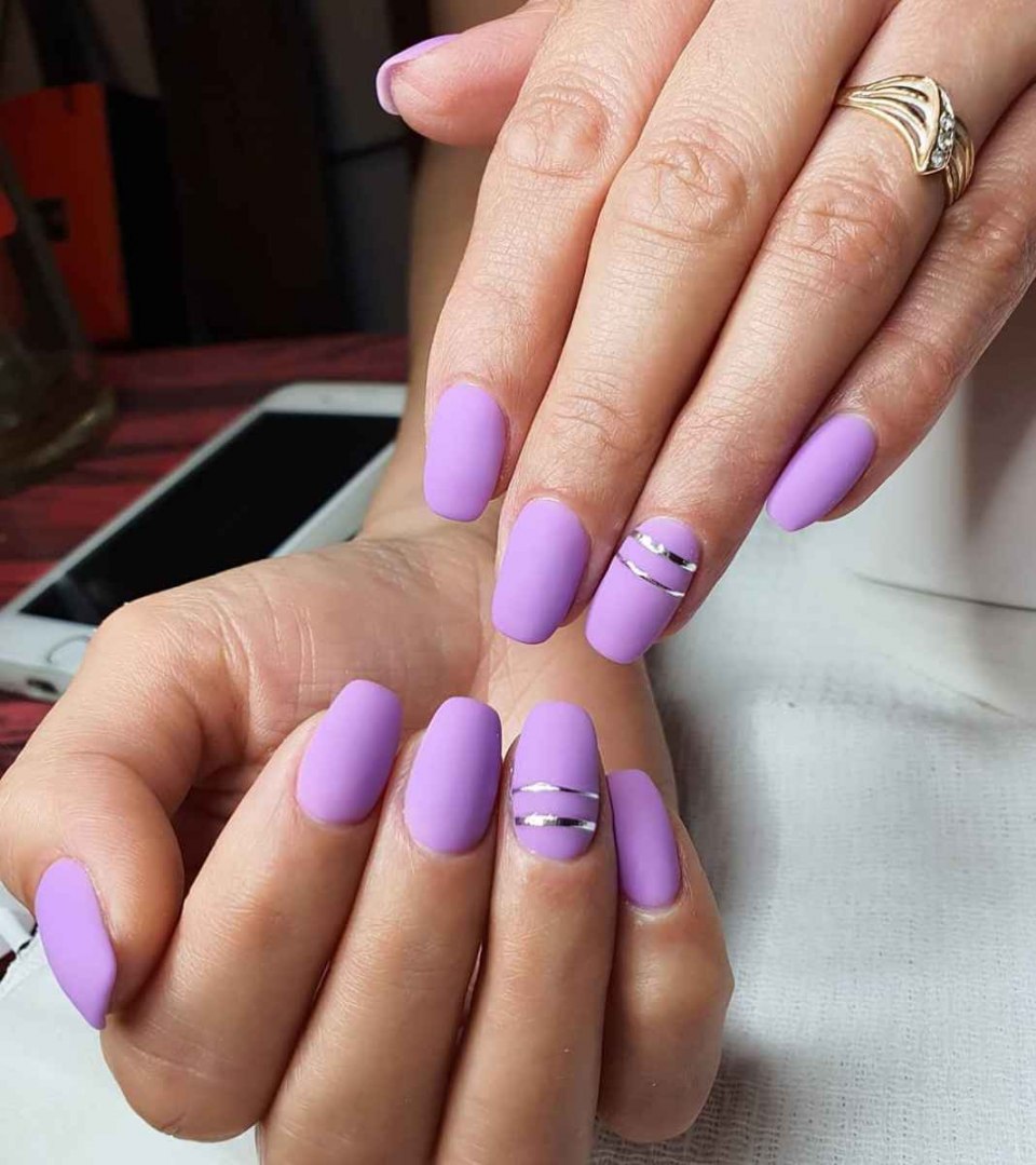 Маникюр сиреневый с белым френчем