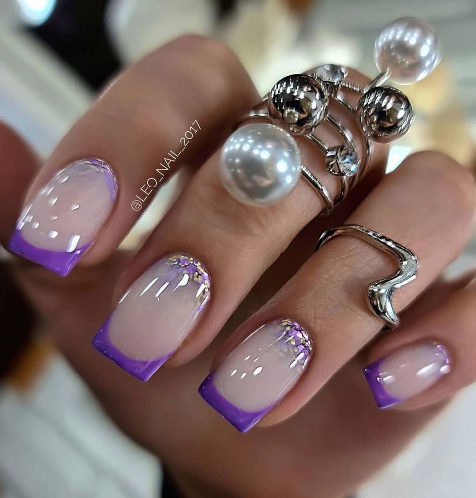 Розовые цветы на сиреневом ногте