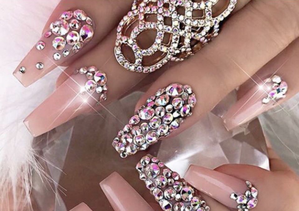 Маникюр со стразами Сваровски