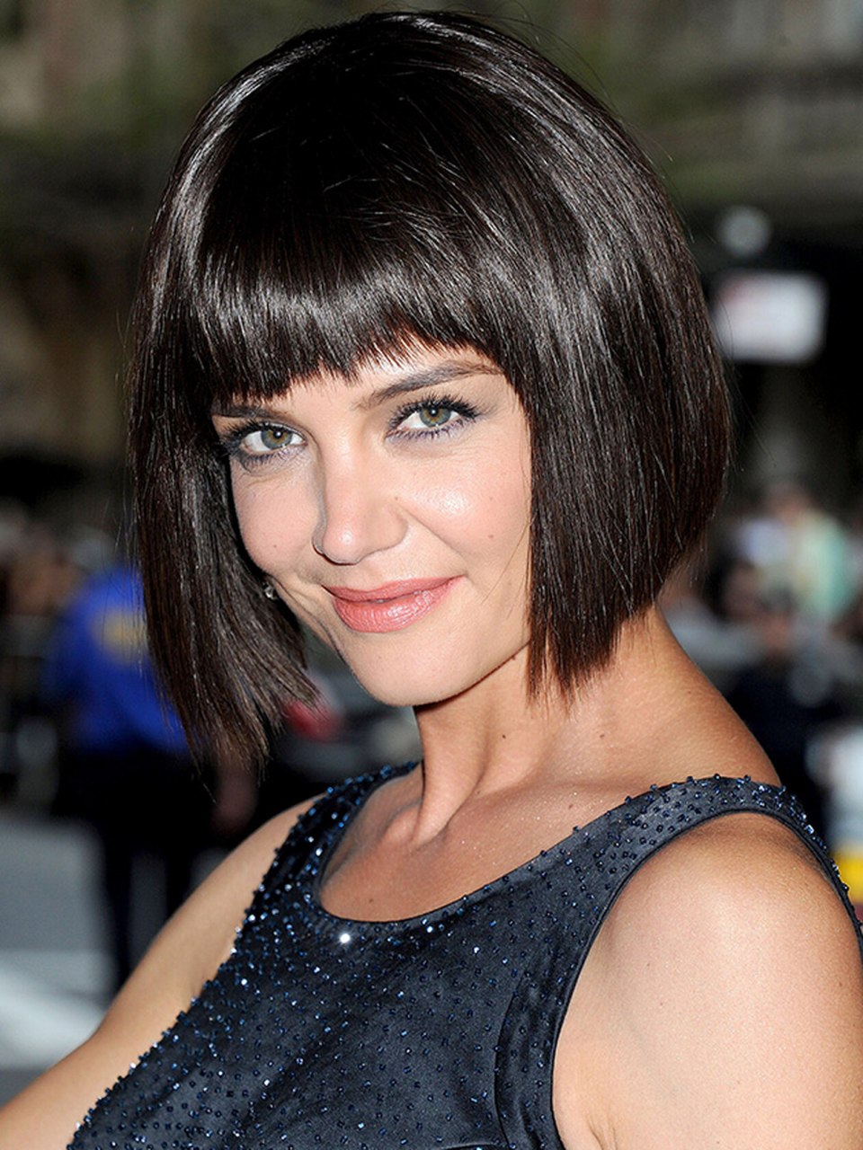 Стрижка на средние волосы с удлиненными прядями