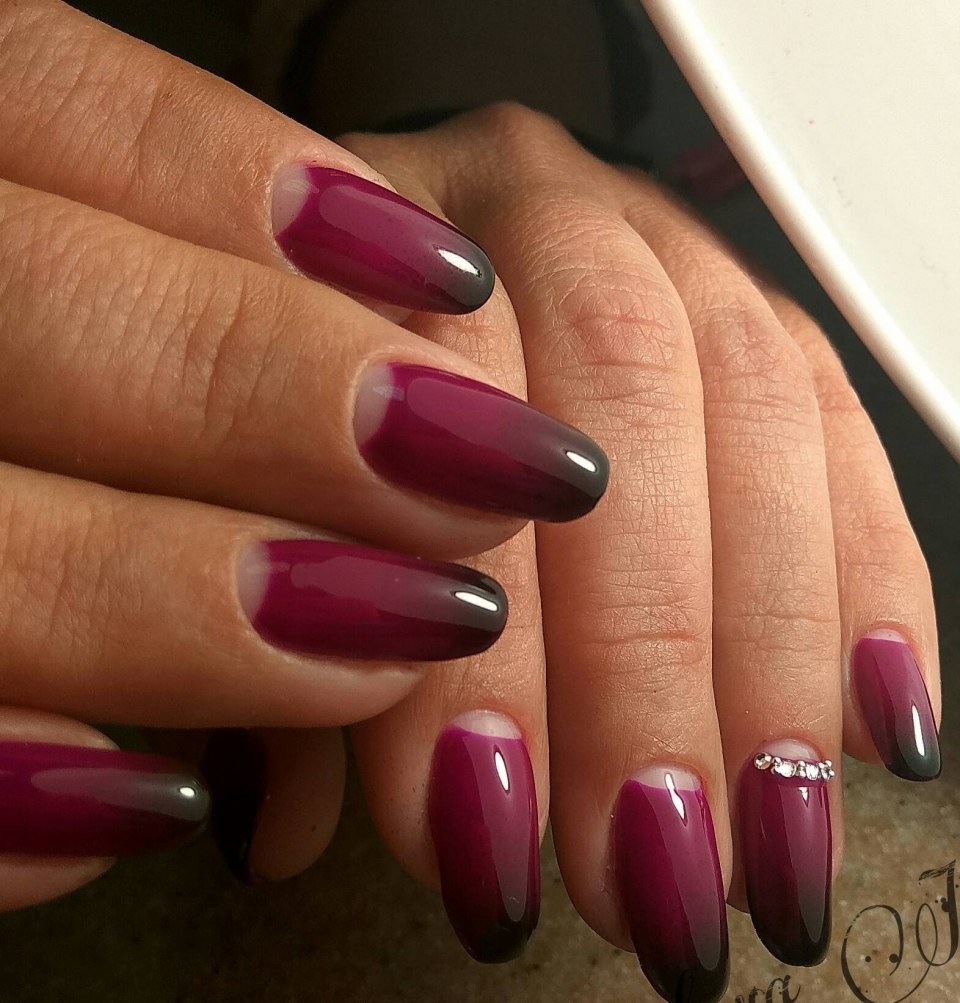Бордовый френч на ногтях