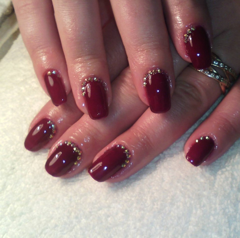 Маникюр бордовый с бежевым