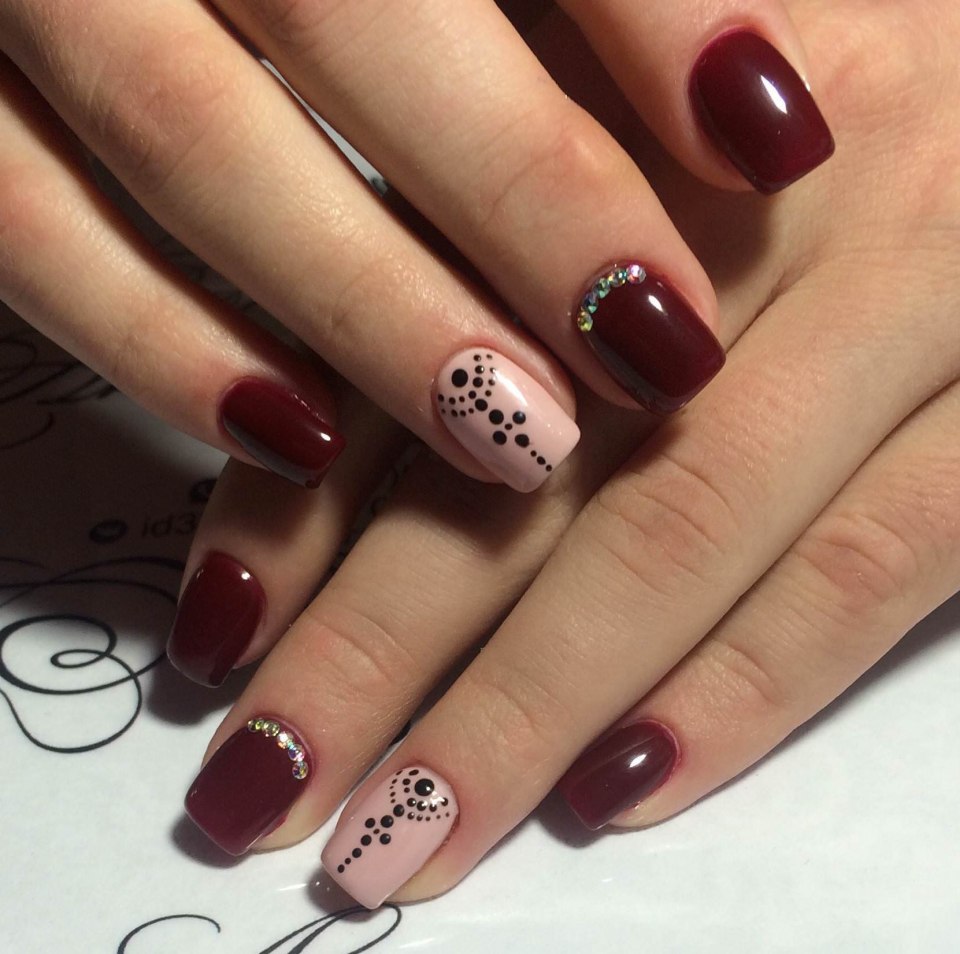 Бордовый френч маникюр на короткие ногти