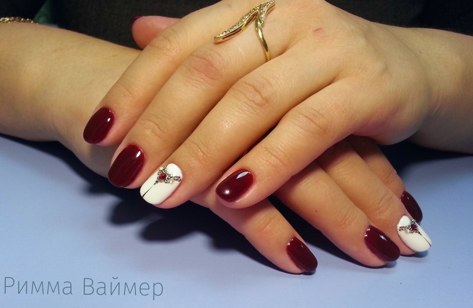 Маникюр френч бордовый с серебром