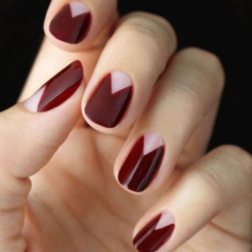 Бордовый френч на ногтях