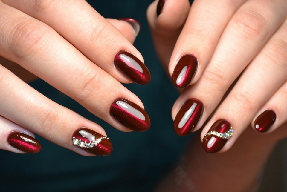 Лунный маникюр бордового цвета