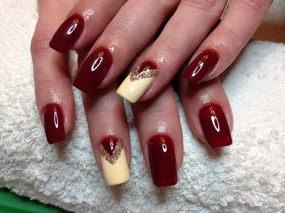 Маникюр бордовый с бежевым